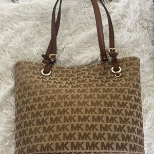 Michael Kors Jet Set Item